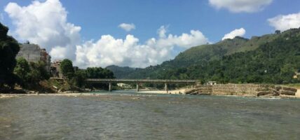आँधीखोलामा तटबन्ध निर्माण गर्दै भीरकोट नगरपालिका