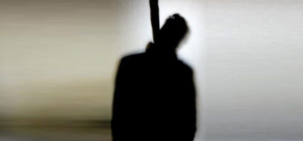 अस्पतालका कर्मचारी झ्यालमा डोरीले बाँधेको अवस्थामा मृत भेटिए