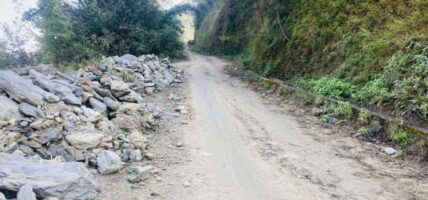 दुनै–लासिक्याप खण्ड सडक निर्माणमा ढिलाइ