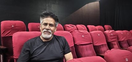 रङ्गमञ्चले मेरो कलाकारितालाई अनुशासित बनाउँछ : अभिनेता सरोज खनाल