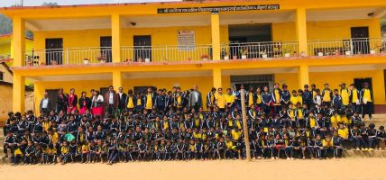 बैकुण्ठेका सामुदायिक विद्यालयका ४३८ विद्यार्थीलाई पोसाक वितरण