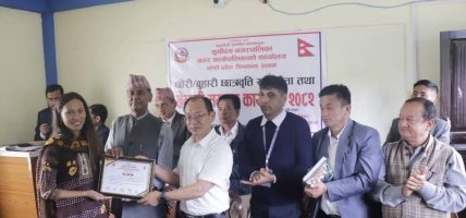छोरीबुहारीलाई उच्च शिक्षामा छात्रवृत्ति दिँदै सूर्योदय