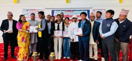 हलेसी तुवाचुङमा नगरमा उत्कृष्ट हुने विद्यार्थी तथा विद्यालयलाई नगद पुरस्कार