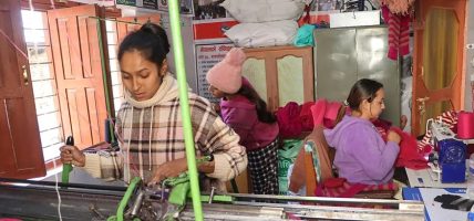 भोजपुरका दुई दिदीबहिनी घरेलु उधममा व्यस्त