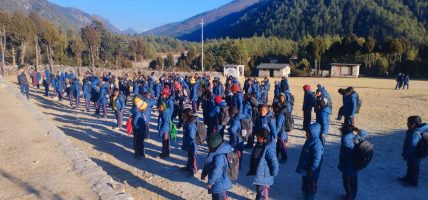 कठ्याङ्ग्रिँदो चिसोमा पढ्न बाध्य ढोरपाटनका विद्यार्थी
