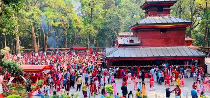 चैते दसैँको रौनक : बागलुङ कालिकामा श्रद्धालुको ओइरो