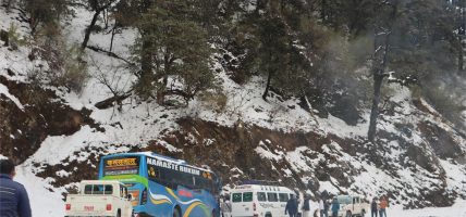 भारी हिमपातका कारण मध्यपहाडी लोकमार्ग अवरुद्ध