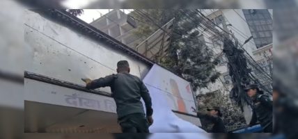 धमाधम विज्ञापन सामग्री हटाउँदै काठमाडौं महानगर