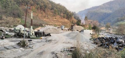 अवैध क्रसरले नुवाकोटमा जनजीवन कष्टकर, विद्यालय र अस्पताल प्रभावित