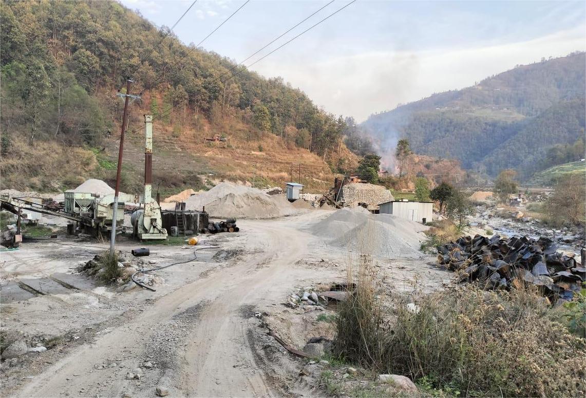 अवैध क्रसरले नुवाकोटमा जनजीवन कष्टकर, विद्यालय र अस्पताल प्रभावित