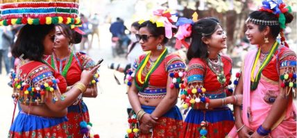 आधुनिकताको प्रभावमा राना थारूका परम्परागत पहिरन हराउँदै