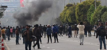 ओलीको बचाउमा सडकमा ओर्लियो एमाले