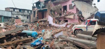 गैरीगाउँ क्षेत्रमा अतिक्रमण गरी निर्माण गरिएका सबै ठूला घर भत्काइयो