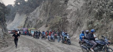 दाउन्ने सडक खण्डमा दैनिक ६–७ घण्टा जामः यात्रु हैरान, दिगो समाधानको माग चर्कियो
