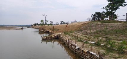 कन्द्रा नदीसँगको संघर्षमा झलझलिया: जैविक तटबन्धले फर्कायो बस्तीको भरोसा