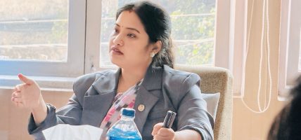 सरकारले भन्यो : सरुवा आएका कर्मचारीलाई हाजिर गराऊ, गएकालाई रमाना देऊ