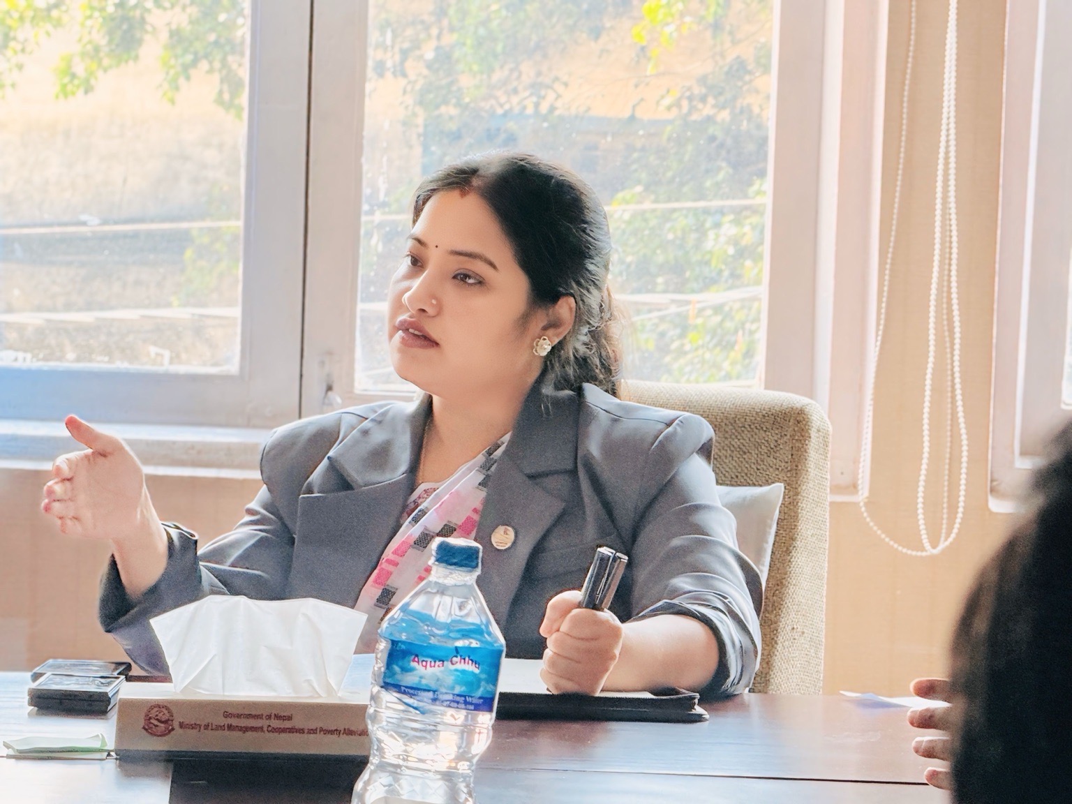 सरकारले भन्यो : सरुवा आएका कर्मचारीलाई हाजिर गराऊ, गएकालाई रमाना देऊ