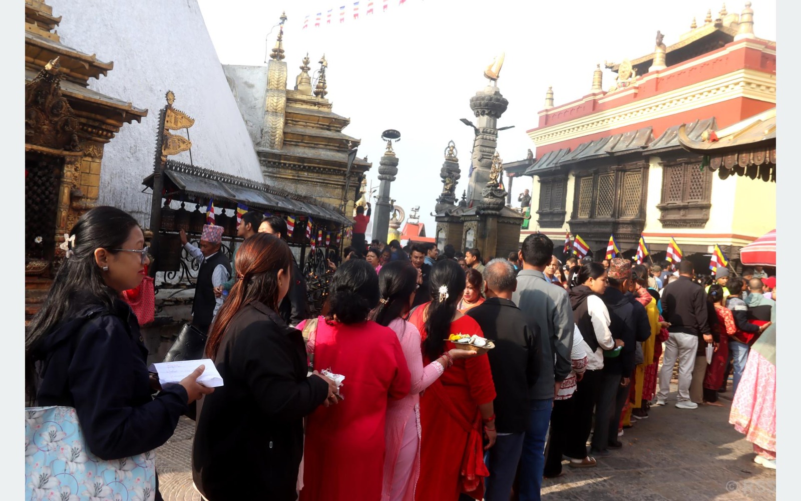 स्वयम्भू र बौद्धसहित काठमाडौं उपत्यकाका बौद्ध गुम्बामा बिहानैदेखि श्रद्धालुको घुइँचो