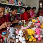 हस्तकला उद्योगले बदल्यो टीकापुर–थापापुरका महिलाको जीवन