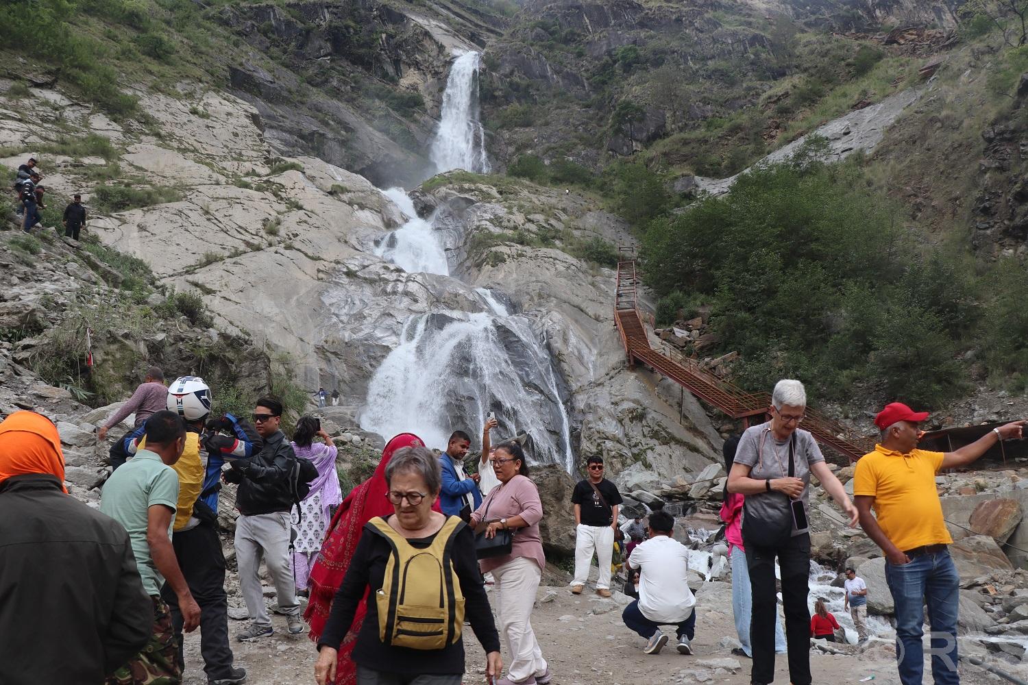 एघार महिनामा म्याग्दी हुँदै सात लाख पर्यटक मुस्ताङ पुगे एघार महिनामा म्याग्दी हुँदै सात लाख पर्यटक मुस्ताङ पुगे