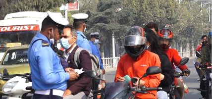 ट्राफिक कारबाहीमा १७ लाख ८६ हजार राजस्व सङ्कलन ट्राफिक कारबाहीमा १७ लाख ८६ हजार राजस्व सङ्कलन