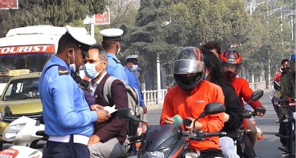 ट्राफिक कारबाहीमा १७ लाख ८६ हजार राजस्व सङ्कलन ट्राफिक कारबाहीमा १७ लाख ८६ हजार राजस्व सङ्कलन