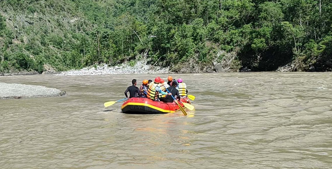 कर्णालीमा हराएका यात्रुको छैन अत्तोपत्तो, उच्च बहाव र धमिलो पानीले समस्या