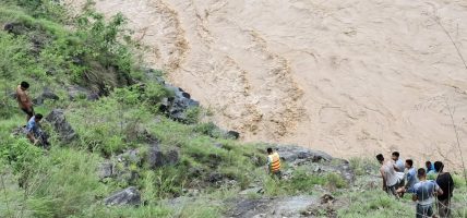 कर्णालीमा खसेको गाडीमा १४ जना सवार रहेको अनुमान