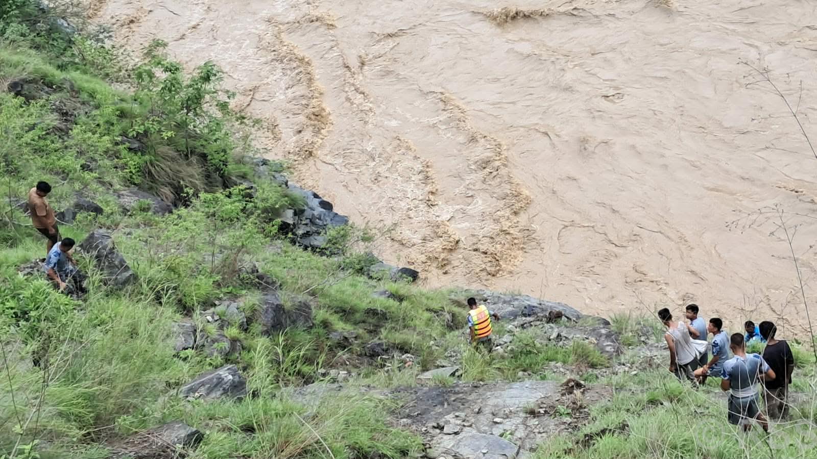 कर्णालीमा खसेको गाडीमा १४ जना सवार रहेको अनुमान