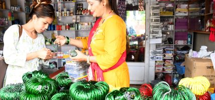 साउन लागेसँगै हरियो चुरापोतेको व्यापार बढ्यो साउन लागेसँगै हरियो चुरापोतेको व्यापार बढ्यो