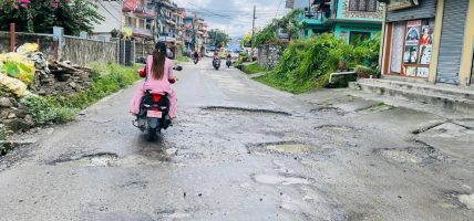 खाल्डाखुल्डीले थलियो पोखराका भित्री सडक, दैनिक आवतजावतमा नागरिकलाई सास्ती