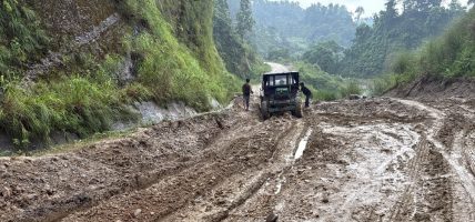 हिउँदमा धुलाम्मे र वर्खामा हिलाम्मे हुँदा यात्रा गर्न निकै कष्टकर दमक–चिसोपानी सडक