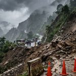 वर्षासँगै आएको बाढी, पहिरो,कारण देशका विभिन्न स्थानमा सडक अवरुद्ध