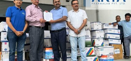 बाढीपीडितको उपचारका लागि आर्या फार्माल्याबद्वारा ८२ लाखभन्दा बढीको औषधि सहयोग