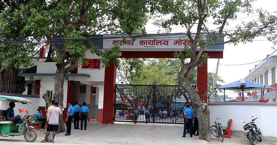 मोरङमा कैदीबन्दीको प्रदर्शनमा उत्रिँदा पनि किन पछि हट्यो प्रहरी ?