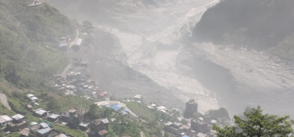 लेन्दे खोलाको बाढीले टिमुरे बजार र भन्सार क्षेत्रमा ठूलो क्षति