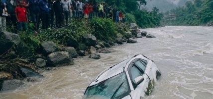 सिन्धुलीको नवलपुरघाटमा दुर्घटना : सुनकोशीमा खसेको कारका सवारको पहिचान खुल्यो