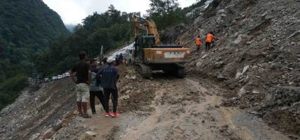 सडक अवरुद्ध भएपछि तातोपानी नाका अझै पूर्ण रुपमा सञ्चालनमा आउन सकेन