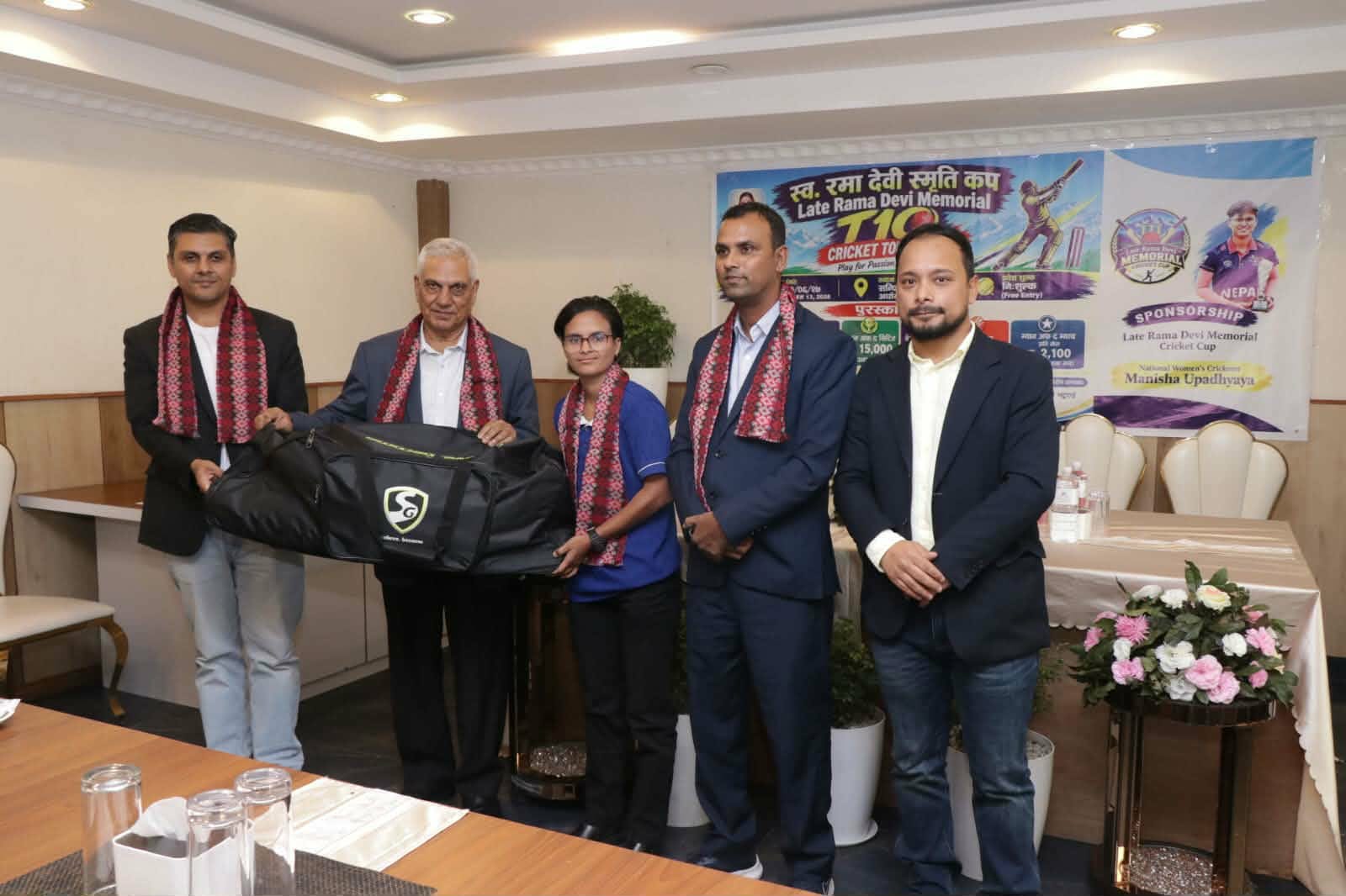 राष्ट्रिय क्रिकेटर मनीषा उपाध्यायलाई ६० हजार रुपैयाँको क्रिकेट सामग्री प्रदान राष्ट्रिय क्रिकेटर मनीषा उपाध्यायलाई ६० हजार रुपैयाँको क्रिकेट सामग्री प्रदान