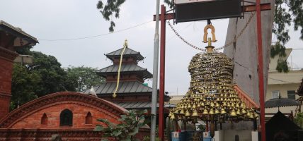 धनकुटाको निसान मन्दिरमा साना घण्टी जोडेर बनाइएको ‘महाघण्टी’