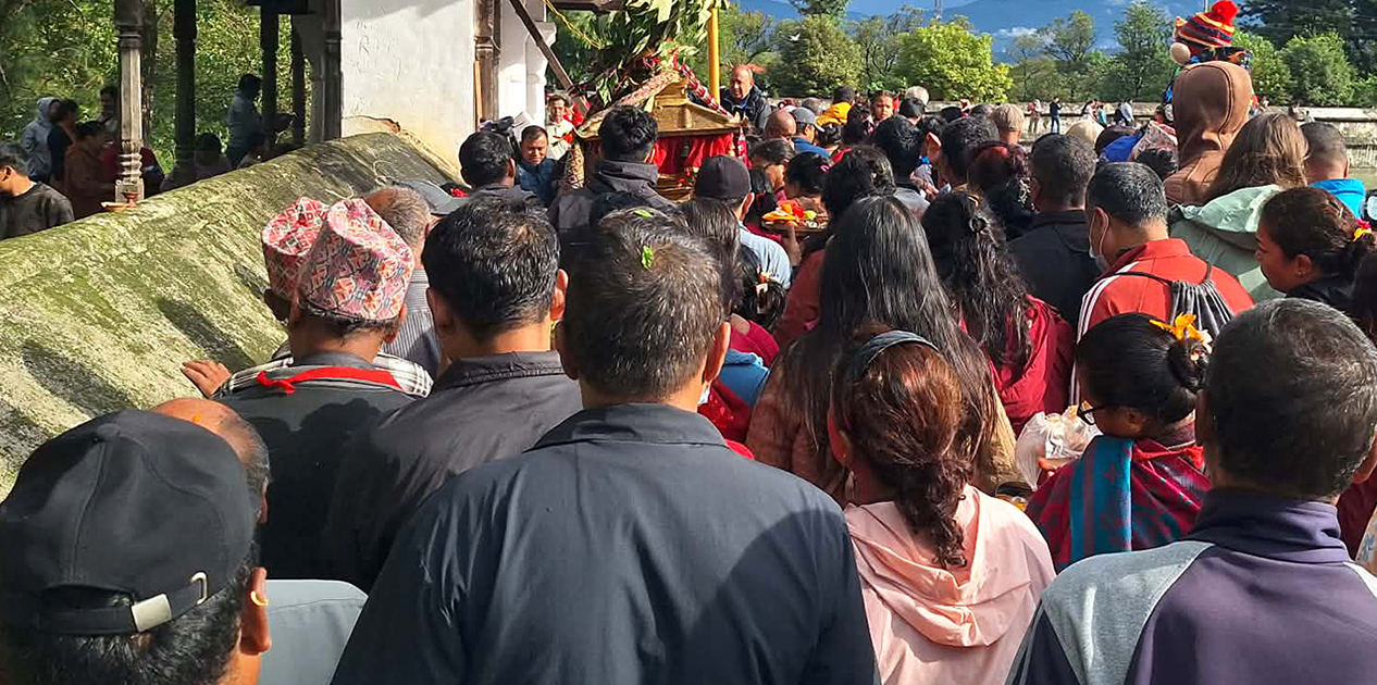 भाद्र शुक्ल पूर्णिमा: इन्द्रदहमा बिहानैदेखि भक्तजनको घुइँचो भाद्र शुक्ल पूर्णिमा: इन्द्रदहमा बिहानैदेखि भक्तजनको घुइँचो