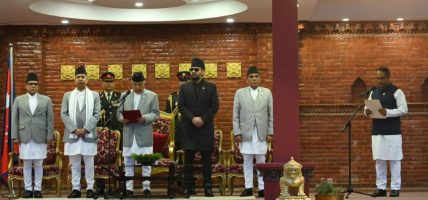 नवनियुक्त उद्योगमन्त्री दीपककुमार साहले लिए शपथ