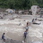 बाढीले पुल बगाएपछि वैकल्पिक बाटो, फलाखुमा फड्के र भोटेकोसीमा तुइन बाढीले पुल बगाएपछि वैकल्पिक बाटो, फलाखुमा फड्के र भोटेकोसीमा तुइन