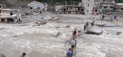 बाढीले पुल बगाएपछि वैकल्पिक बाटो, फलाखुमा फड्के र भोटेकोसीमा तुइन बाढीले पुल बगाएपछि वैकल्पिक बाटो, फलाखुमा फड्के र भोटेकोसीमा तुइन