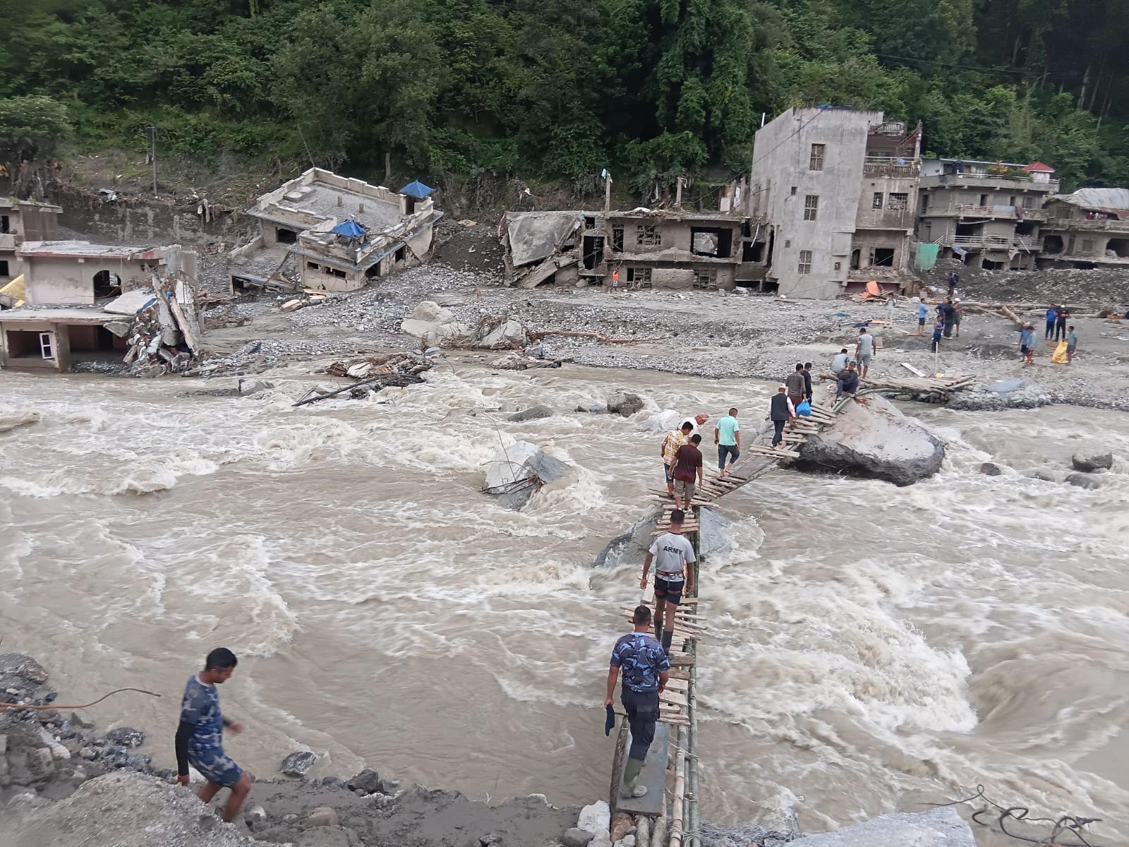 बाढीले पुल बगाएपछि वैकल्पिक बाटो, फलाखुमा फड्के र भोटेकोसीमा तुइन बाढीले पुल बगाएपछि वैकल्पिक बाटो, फलाखुमा फड्के र भोटेकोसीमा तुइन