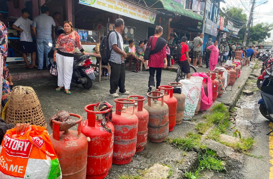 उस्तै छ ग्यास हाहाकार उस्तै छ ग्यास हाहाकार