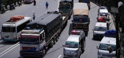 विभिन्न स्थानमा परेको अविरल वर्षाका कारण सार्वजनिक सवारीसाधन काठमाडौँमै रोकिए