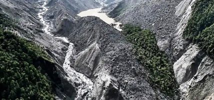 चीन–नेपाल सीमाको जाइरोङ नाकामा लेदोको बाढी आएपछि चिनियाँ उद्धारकर्मीले खोज तथा उद्धारलाई तीव्रता
