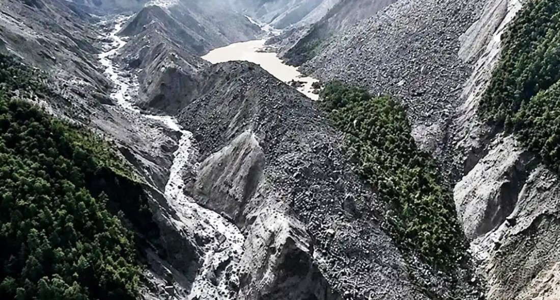 चीन–नेपाल सीमाको जाइरोङ नाकामा लेदोको बाढी आएपछि चिनियाँ उद्धारकर्मीले खोज तथा उद्धारलाई तीव्रता
