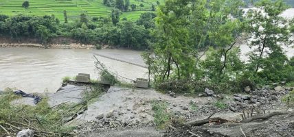 कृष्णभीरमा बाटो अवरुद्ध हुँदा पर्यटक बस सञ्चालनमा समस्या